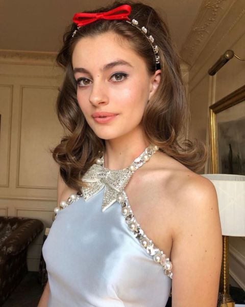 Diana Silvers is likely single and not in a relationshiop with anyone